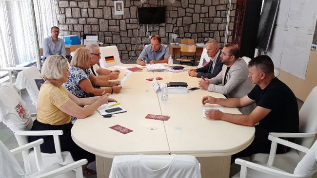 Qendra Operative Emergjente apelon qytetarët që të vaksinohen masivisht