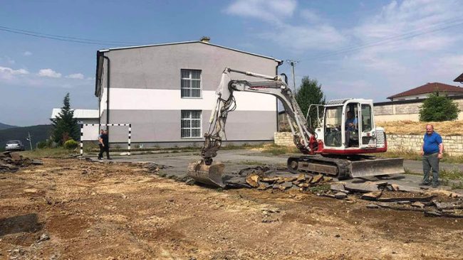 Kryetari  i Vitisë ka parë nga afër punimet në projektet e arsimit