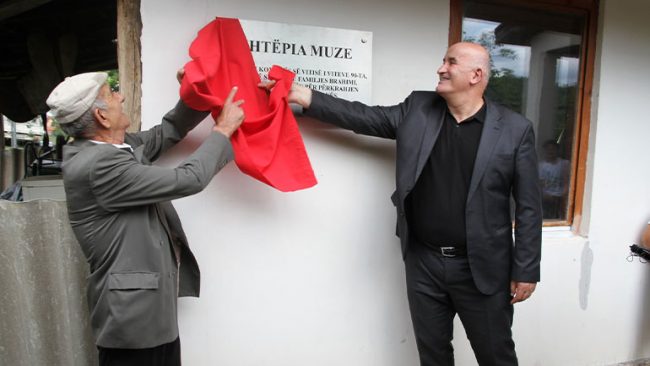Në Lubishtë u bë zbulimi i pllakës në shtëpinë ku dikur delegatët e Kuvendit të Vitisë mbështetën Deklaratën Kushtetuese të 2 Korrikut 1990