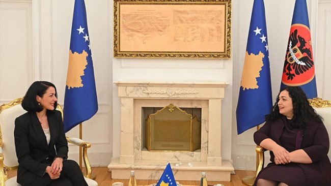 Presidentja Osmani priti në takim komisioneren për Informim dhe Privatësi, Krenare Sogojevën