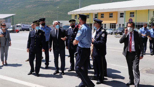 Ministri Sveçla vizitoi pikën kufitare në Aeroportin Ndërkombëtar të Prishtinës dhe Pikën e Kalimit Kufitar në Vërmicë