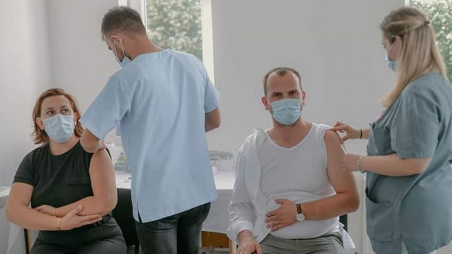 Vaksinohet Kryetari i Kamenicës dhe Drejtoresha e Shëndetësisë dhe Mirëqenies Sociale