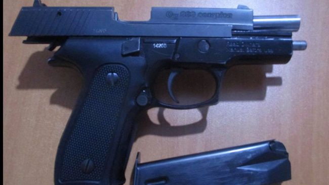 Festojnë me armë, policia iu shkon n’derë!
