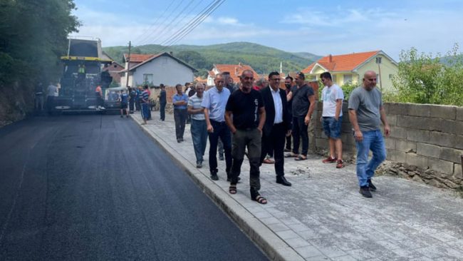 Nis asfaltimi i rrugës kryesore në Pogragjë, Haziri thotë se është fshat model i organizimit për të mirën e përgjithshme