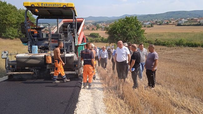 Asfaltohet rruga që lidhë mes vete Vitinë me Kaçanikun