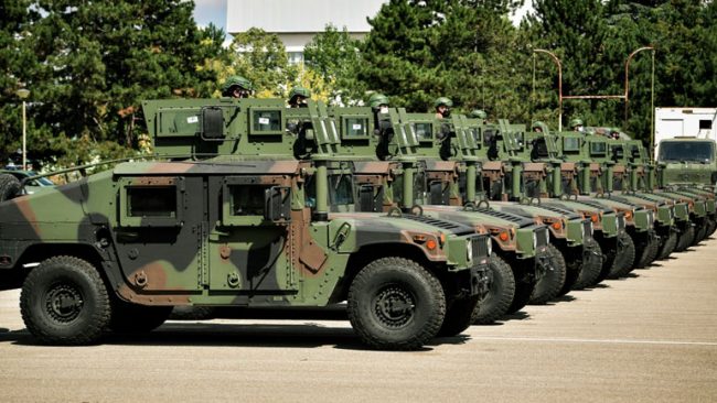 Kosova pranon donacionin amerikan prej 55 automjetesh ushtarake, kryeministri Kurti falënderon ShBA-në