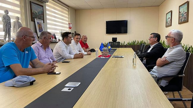 Kryetari Haziri pret një delegacion të bashkatdhetarëve nga Britania e Madhe