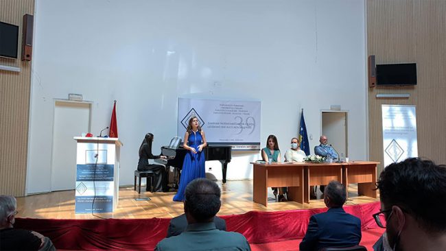 Një befasi e këndshme për mysafirët e huaj në hapje të Seminarit për Gjuhën, Letërsinë dhe Kulturën Shqiptare