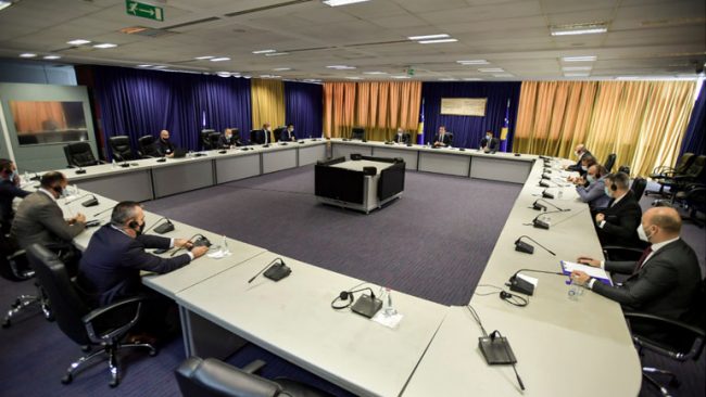Kryeministri Kurti diskutoi me disa prej kryetarëve të komunave zbatimin e masave për parandalimin e përhapjes së pandemisë