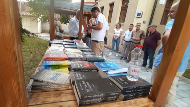 Në Gjilan u hap ekspozita e librit