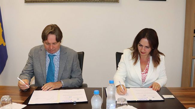 MASHTI dhe EYE nënshkruajnë Marrëveshje për rritjen e cilësisë së Institucioneve të Arsimit dhe Aftësimit Profesional