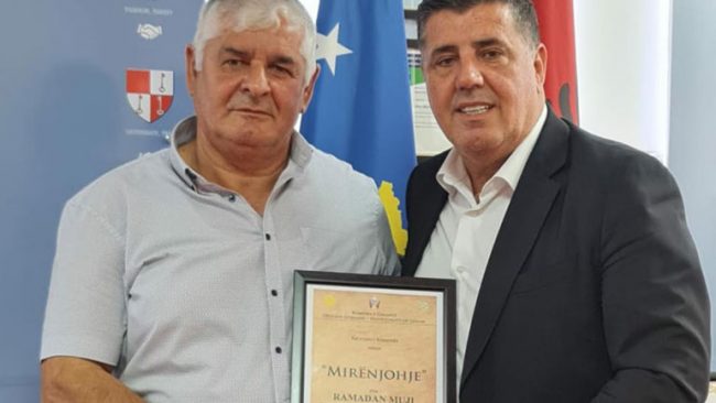 Kryetari Haziri nderon me mirënjohje humanistin, Ramadan Muji