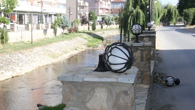 Akt vandal: Dëmtohet një pjesë e ndriçimit publik përskaj lumit në Viti