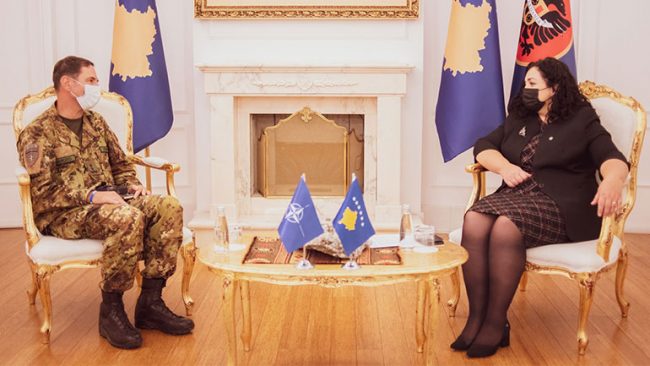 Presidentja Osmani u takua me komandantin e KFOR-it, gjeneralmajor Franco Federici
