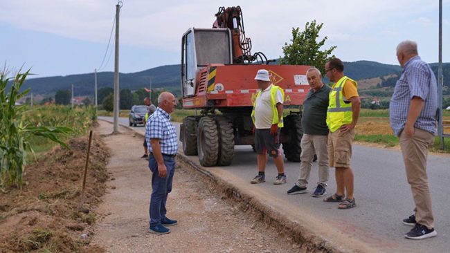 Fillojnë punimet për rregullimin e trotuarit në fshatin Petroc