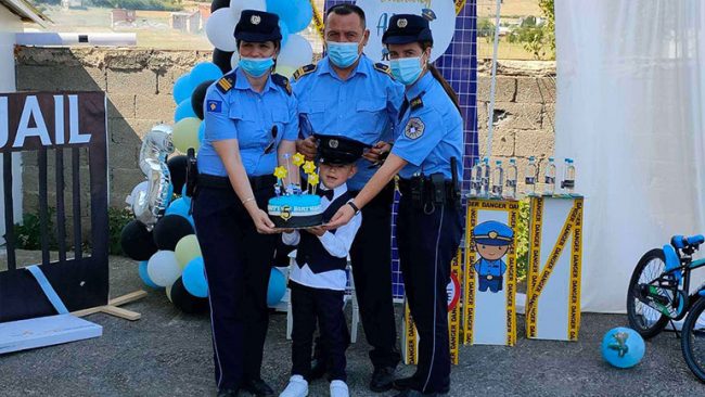 Zyrtarë policorë nga Gjilani e surprizojnë një fëmijë në ditëlindjen e tij