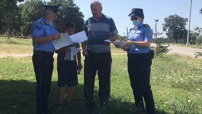 Policia me fushatë nëpër fshatrat e Gjilanit për të parandaluar zjarre të mundshme (FOTO)