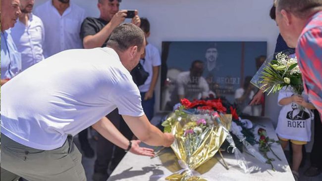 Bëhen homazhe te varri i Komandant Rahim Beqiri, në 20-vjetorin e rënies së tij