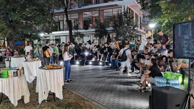 Mbrëmje rinore në qytetin e Vitisë