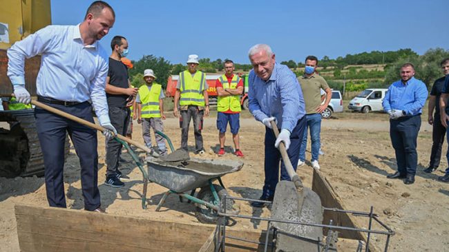 Vihet gurthemeli i urës në fshatin Breznicë