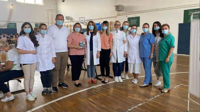 Mirënjohje për stafin shëndetësor në qendrën e vaksinimit në qytetin e Vitisë