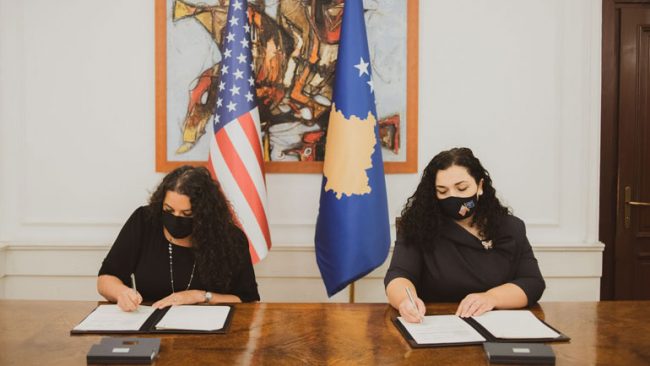 Presidentja Osmani nënshkruan marrëveshje me ShBA-në – 3.8 milion dollarë shtesë për Kosovën