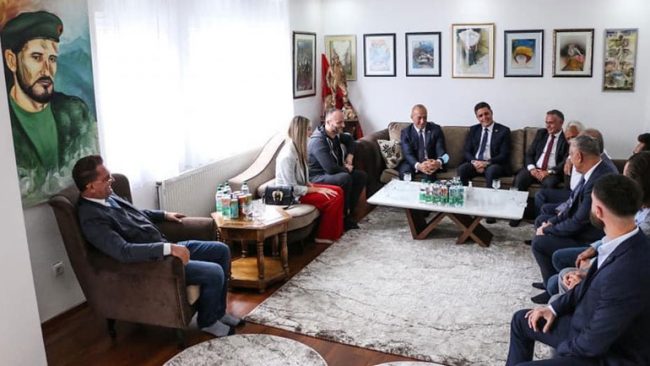 Gagica: Bashkë me ish-kryeministrin Haradinaj u mirëpritëm në familjen e Heroit të Kombit, Agim Ramadani