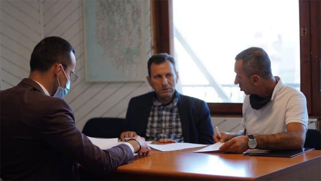 Vetëvendosje nënshkrua memorandum bashkëpunimi me shoqatën “HandiKOS” dhe Shoqatën Ndërkomunale të të Verbërve