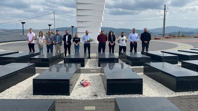 AKR, Dega në Gjilan, bën homazhe të Varrezat e Dëshmorëve të rënë për liri