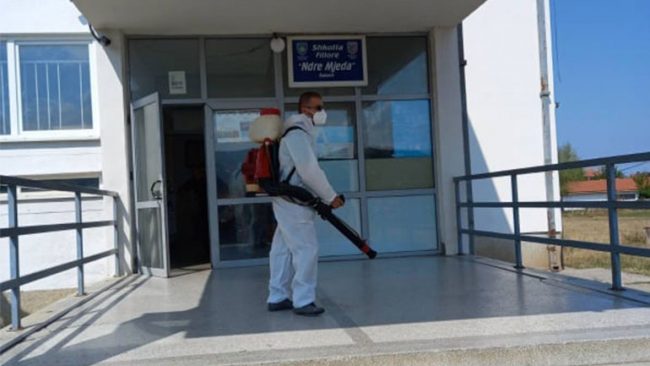 Dezinfektohen objektet e shkollave të komunës së Vitisë