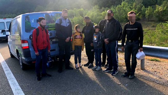 Arrestohen tre të dyshuar për përfshirje në ‘kontrabandë me emigrantë’