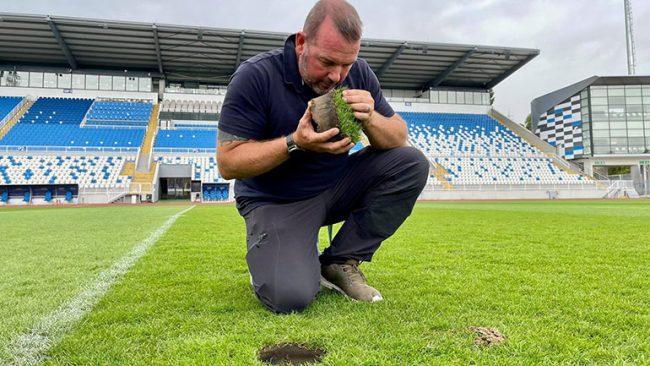 FFK: Eksperti britanik inspektoi fushën e stadiumit “Fadil Vokrri”, sugjeron riparimin e saj (VIDEO)