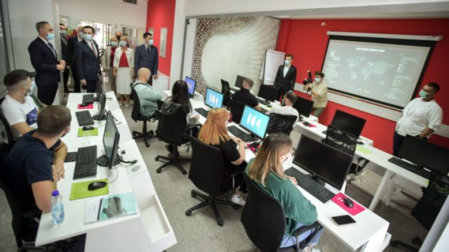 Kryeministri Kurti viziton Qendrën e Inovacionit të Kosovës (ICK), thotë se digjitalizimi është objektiv i Qeverisë