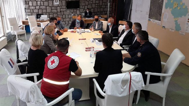 Haziri: Nga nesër, punëtorët e shtetit nuk do të mund të hyjnë në vendet e punës pa konfirmim të vaksinimit, test PCR apo test rapid
