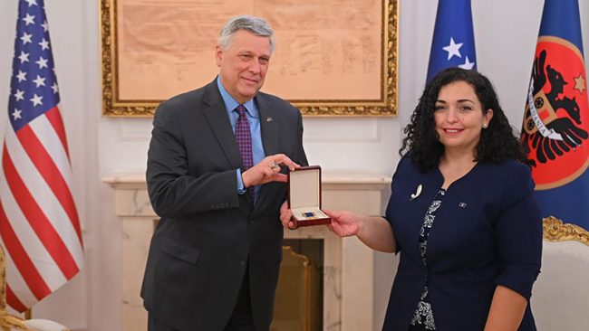 Presidentja Osmani priti në takim lamtumirës ambasadorin Kosnett