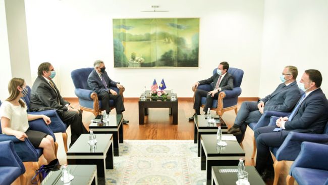 Kryeministri Kurti zhvillon takim lamtumirës me ambasadorin Kosnett, e falënderon për bashkëpunimin