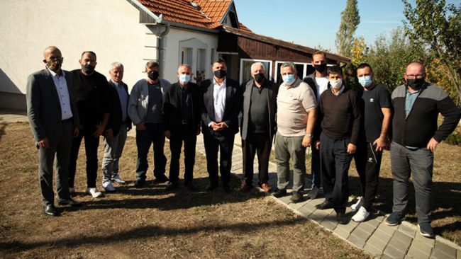 Lutfi Haziri mirëpritet nga banorët e Zhegocit e Verbicë të Zhegocit, e falënderojnë për realizimin e projekteve jetike