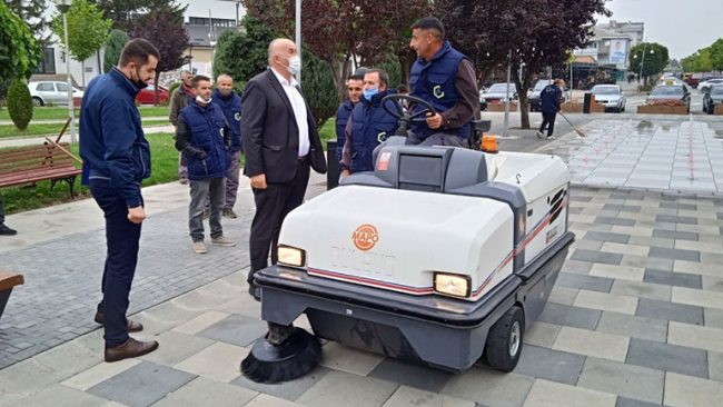 Komuna e Vitisë pranon një makinë për pastrimin e rrugëve nga mërgimtari vitias, Xhavit Islami