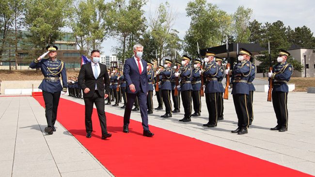Ministri Mehaj prit me nderime të larta ushtarake ministrin e Mbrotjes të Letonisë, Artis Pabriks