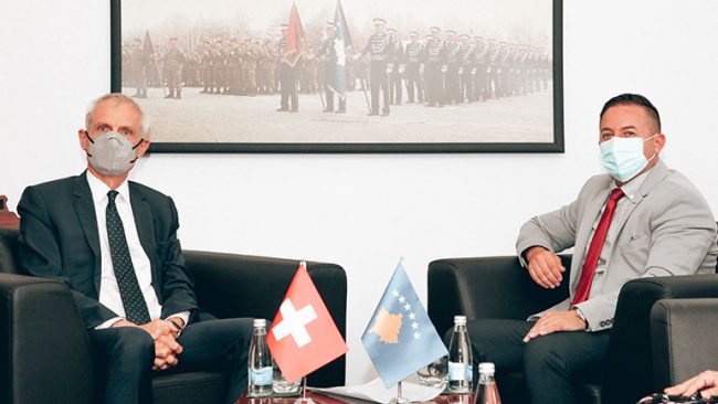Ministri Mehaj priti në takim ambasadorin e Zvicrës në Kosovë, Thomas Kolly