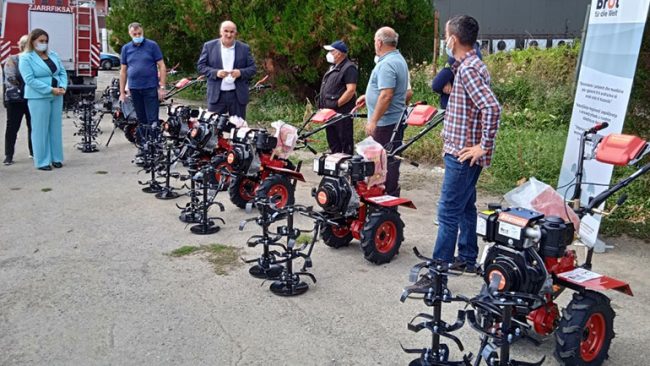 Vitia dhe IADK kanë shpërndarë motokultivatorë frezë për fermerët vitias