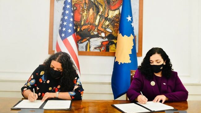 Presidentja Osmani nënshkruan amendament të marrëveshjes me SHBA-të, Kosova përfiton 3 milion dollarë shtesë