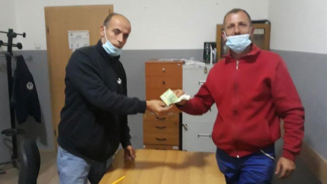 Gjest human: E mitura gjen portofolin, parat e gjetura në prani të policisë i kthehen pronarit