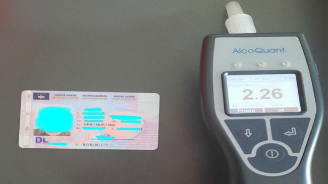 Drejtonte veturën nën ndikim të alkoolit, i konfiskohet leja