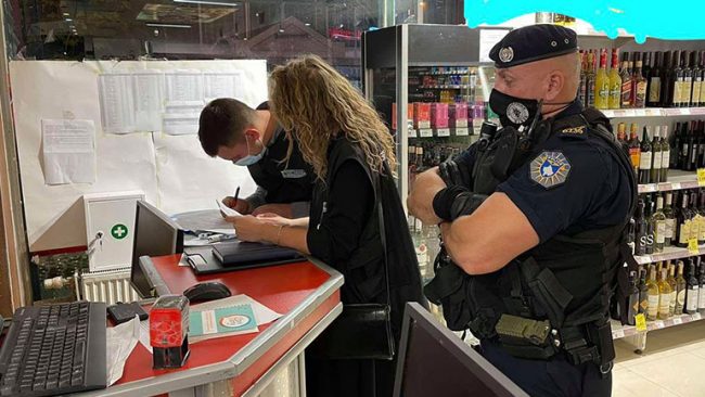 Gjilan: Policia po vazhdon me inspektim të zbatimit të masave anti-Covid në qendra tregtare dhe lokale hoteliere