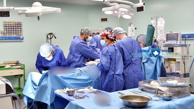 Në Klinikën e Kardiokirurgjise është kryer me sukses një operacion në zemër të hapur
