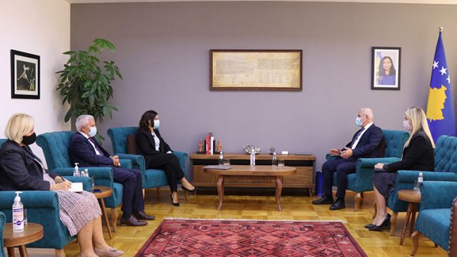 Ministri Sveçla priti në takim ministren Elisa Spiropali