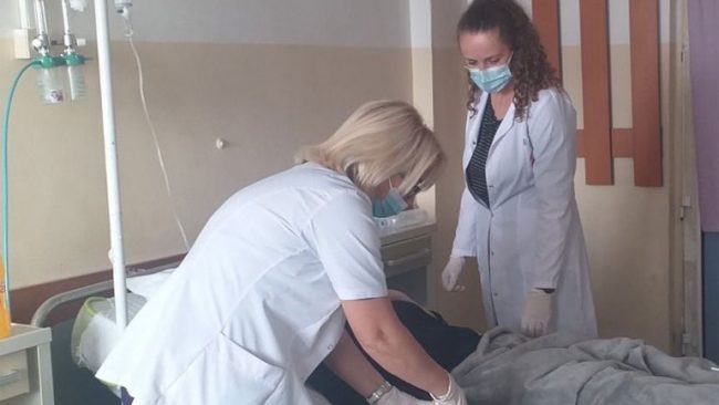 Ulje e rasteve me COVID, Spitali i Gjilanit rikthen në punë katër reparte