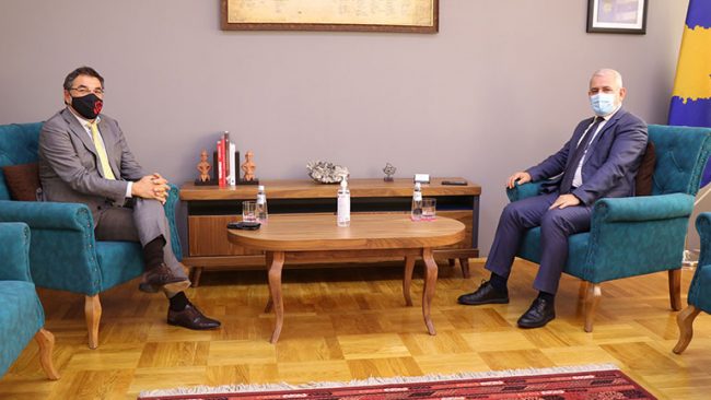 Ministri Sveçla priti në takim ministrin Bledi Çuçi