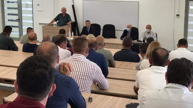 Nënshkruhen kontratat me ndërmarrësit për mjete të pakthyeshme